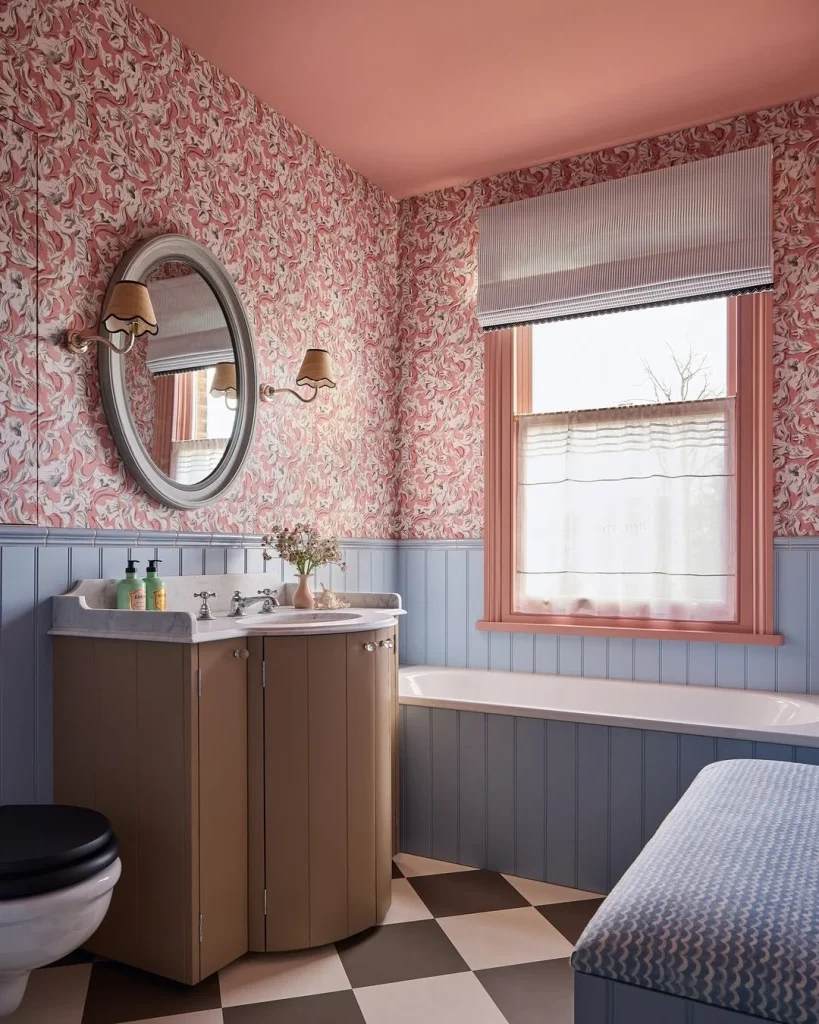 Bold vanity mirror design