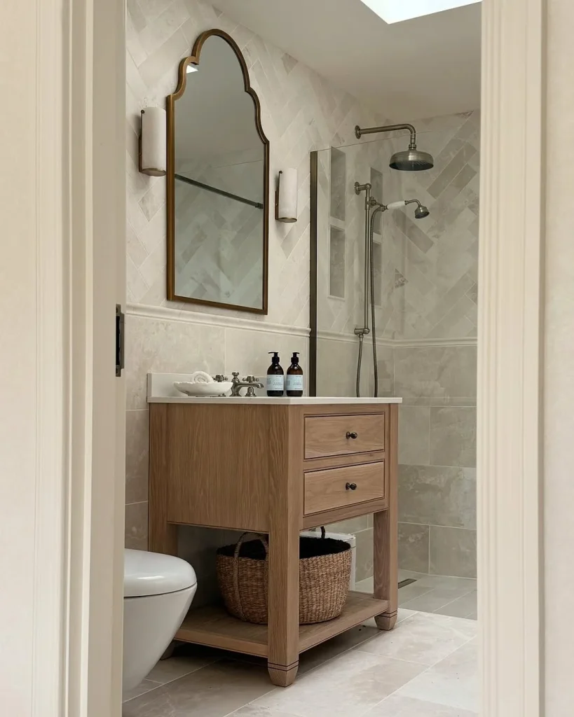Bold vanity mirror design